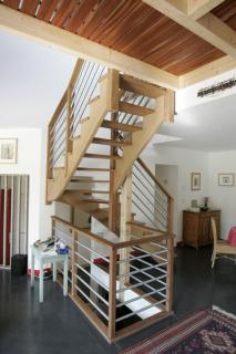 Escalier bois, garde-corps métallique, mezzanine