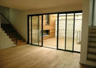 Terrasse, baie vitrée, parquet, escalier bois.
