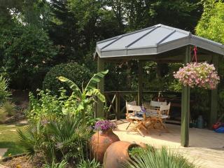 Kiosque de jardin en bois avec toiture en zinc.