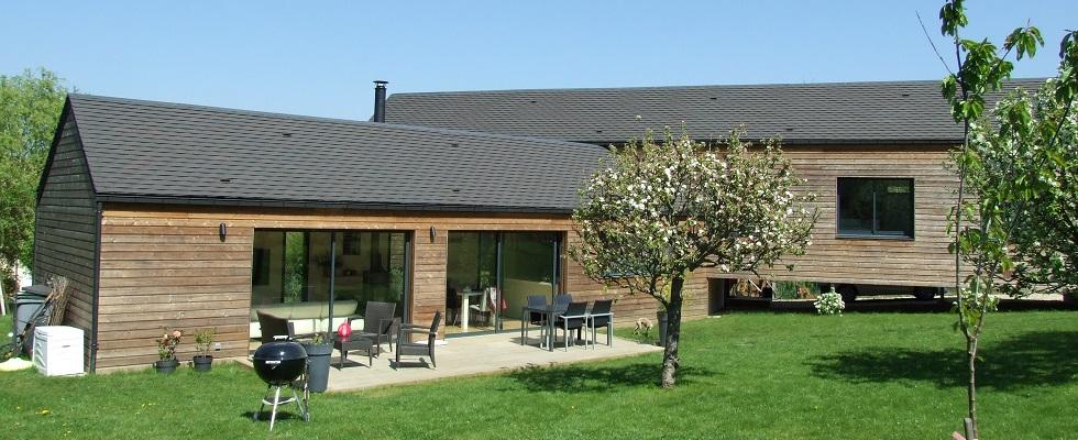 Maison en ossature bois, bardage en bois naturel, terrasse.