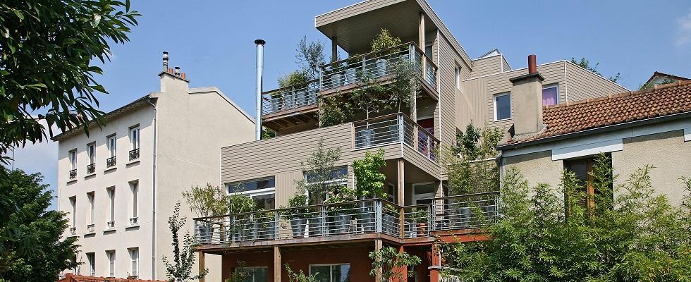 Maison en ossature bois sur cinq niveaux, bardage en bois peint, terrasse bois.