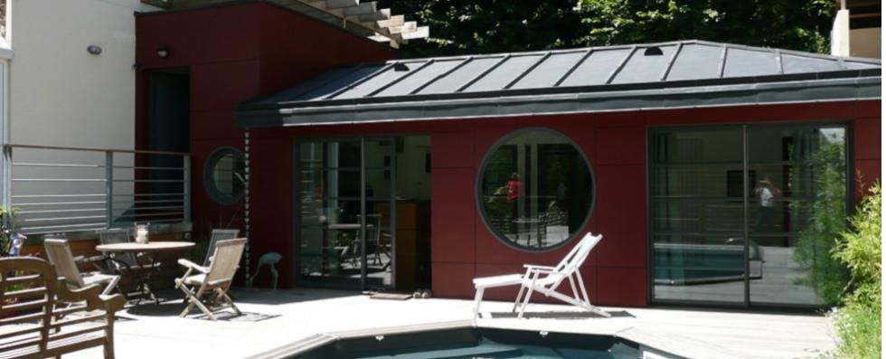Extension en ossature bois, panneaux de résine, toit en zinc, terrasse, piscine, pergola.