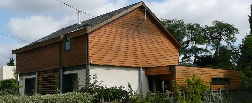 Surélévation en ossature bois, bardage en bois naturel, brises-soleil.