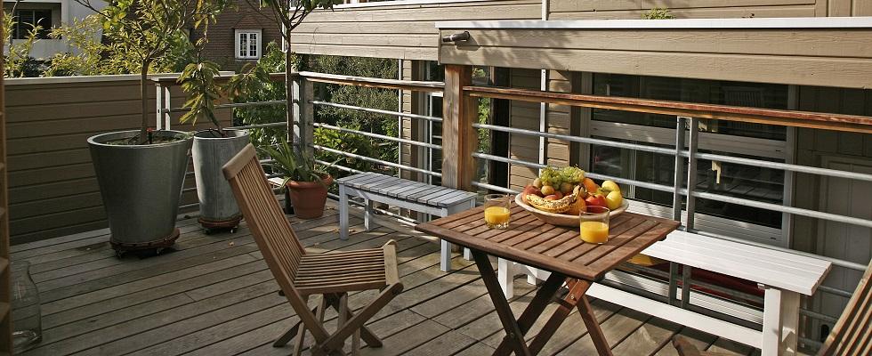 Terrasse en lames de bois, bardage peint.