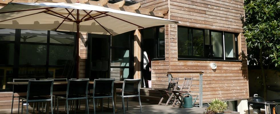 Terrasse bois, bardage en bois naturel.