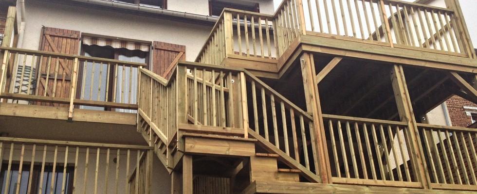 Terrasses, escaliers et balcons en bois naturel.
